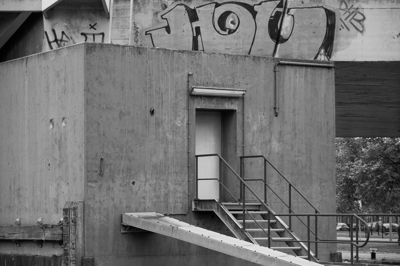 凹凸世界：私聊购买平台推荐